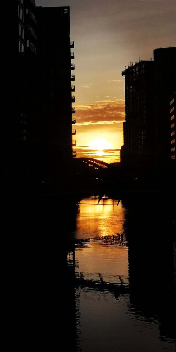 cesarbul's tweet photo. Sunset on the Irwell #ManchesterPhotos https://t.co/4kHVDOhQgF