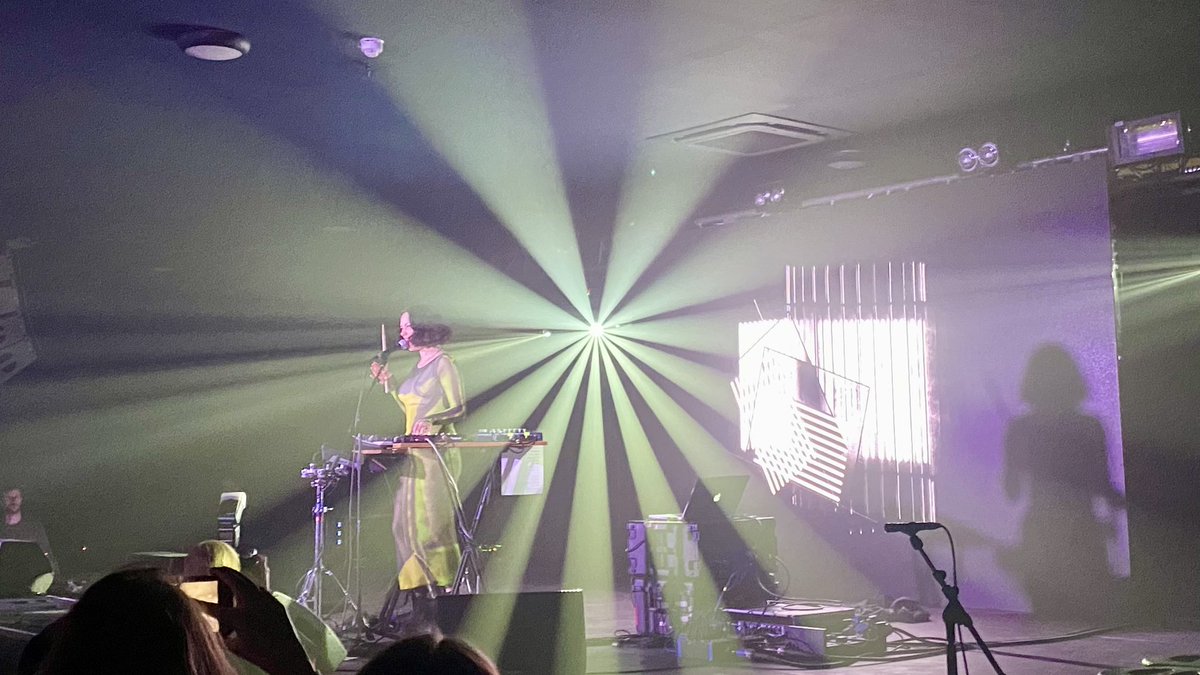 Oh my <a href="/kellyleeowens/">Kelly Lee Owens</a>, that was amazing! 
<a href="/EartHackney/">EartH</a>