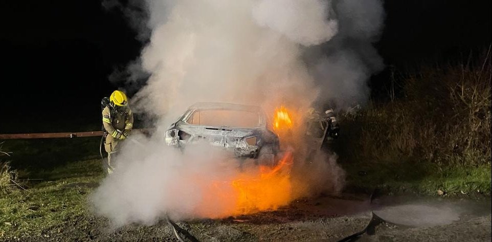 Tadley12's tweet photo. #Belllsdown 21:02 - Car fire, Mortimer West End. 1x car 100% by fire, 2x BA & 2x hose reel jets. Cause doubtful, @HantsPolice notified. https://t.co/8BWF0DGdsq