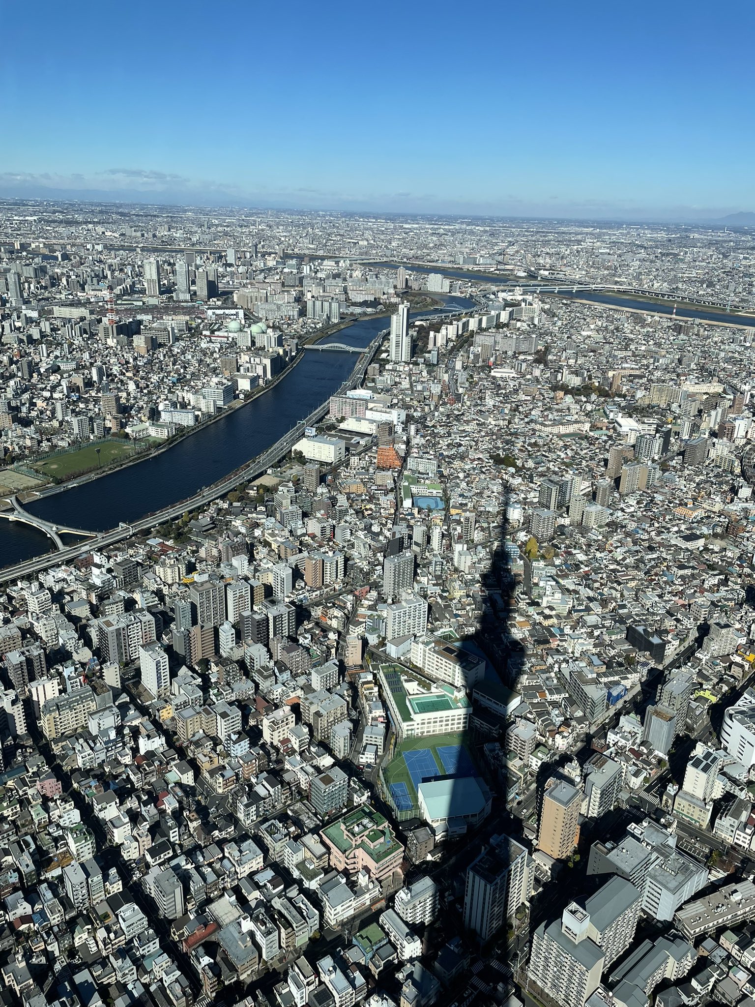 世界のくずさん 東京スカイツリーの展望台から東京の街並みを眺める もうコンクリだらけですごい スカイツリーの影 がなんだか素敵 東京スカイツリー 展望台 街並み 絶景 青空 影 素敵 東京 東京観光 T Co L18femm3nu Twitter