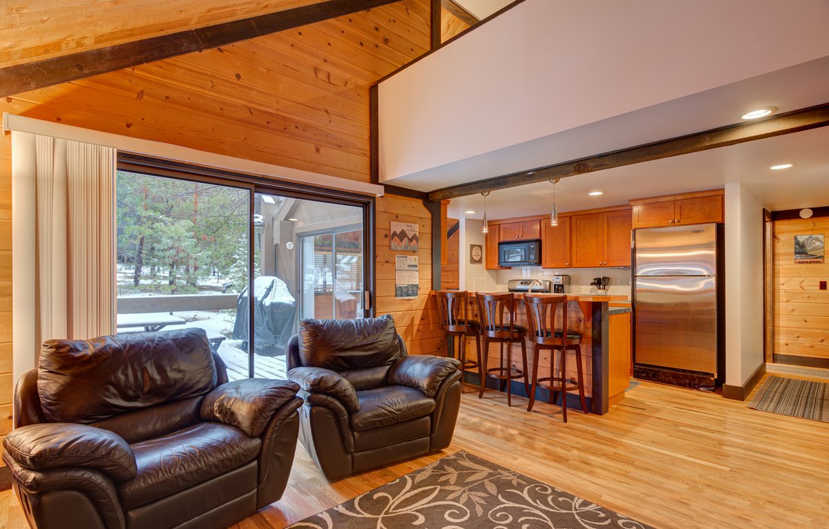 VPSunriver's tweet photo. Available for Christmas! 28 Pole House is a quintessential Sunriver home that is pet-friendly, 2 bedrooms on the 1st floor, and game room! So gather your group of up to 8 and book 28 Pole House for your Christmas adventure!

Learn more here or link in bio:
https://t.co/EbfmlPBjRd https://t.co/sALzXrd2ml