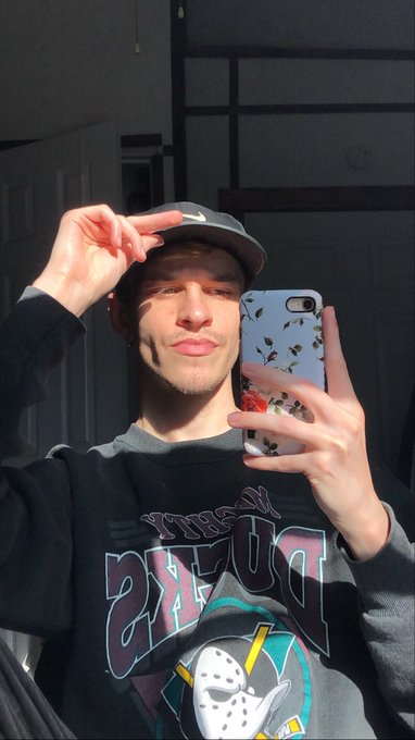 Watch 🧞‍♂️'s leaked NSFW photo on TwXstars