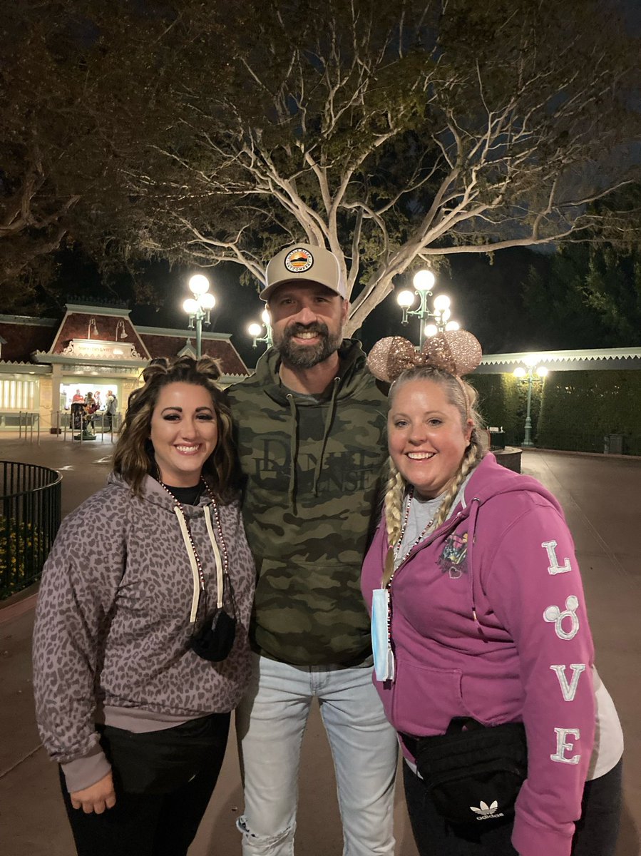 emmaLee_west's tweet photo. Last week my cousin ShaLynn met her favorite musician at Disneyland. @walkerhayes It was one of the best days for her. She unexpectedly passed this week from Covid💔 She loved to do the “fancy like” dance with her nieces often. RT to show some love to her family at this time🤍 https://t.co/edlc0AvTqk
