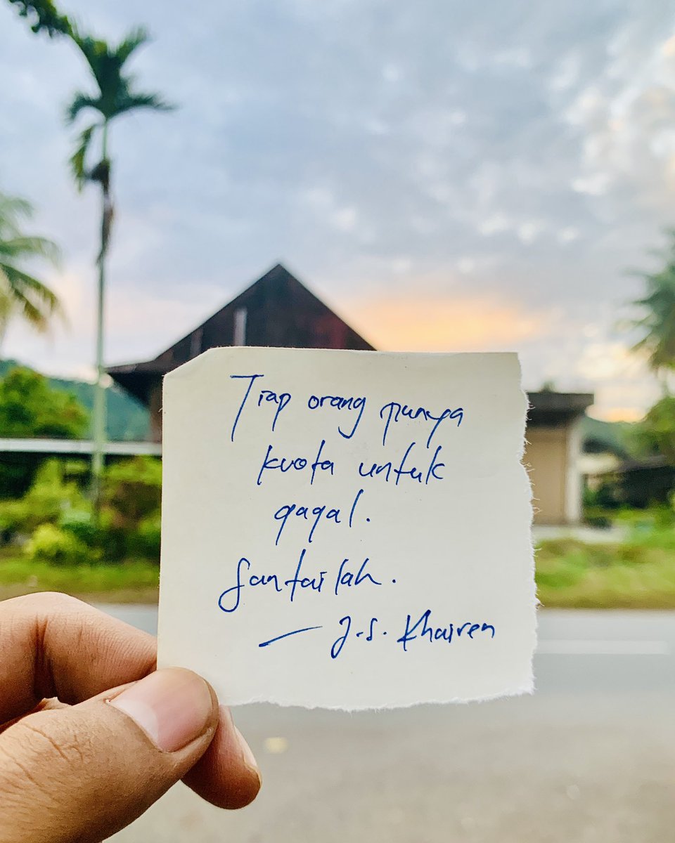 JS_Khairen's tweet photo. "Jangan tegang dan takut kalau melakukan kesalahan. Orang-orang yang kau kira keren, hebat, inspiratif, semua pernah gagal lebih banyak daripada jumlah ketakutan yang ada dalam pikiranmu."

- dari novel 'Kami (Bukan) Sarjana Kertas.' https://t.co/uWXX7c0AI2
