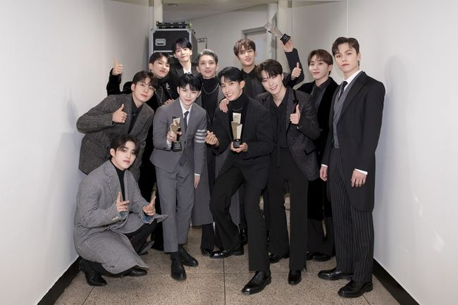 miss_svtmafia's tweet photo. #SEVENTEEN won awards in AAA Singer of the Year (daesang), Best Producer &amp; Fabulous Award at 2021 Asia Artist Awards held on Dec 2. This proved the strong power of the "Global KPOP Powerhouse" as well as the potential of the "Original Self-Producing Idols" #세븐틴 @pledis_17 https://t.co/NA5M3NJATB