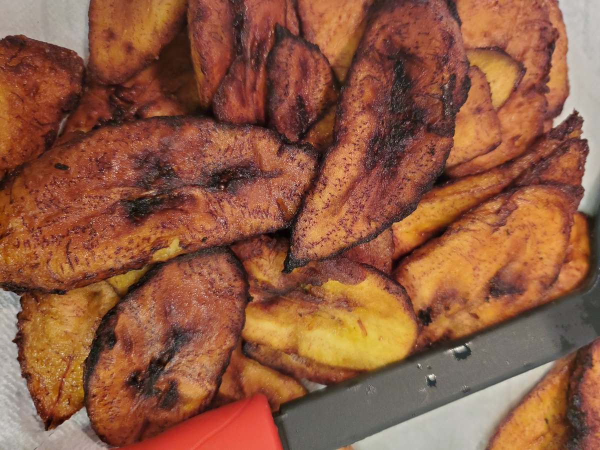 OHsAHs's tweet photo. Goal: Trying to make a treat for the kids before they get home from daycare. 

Result: The thing about making fried plantain is that you CAN'T STOP eating them, so half of it is all gone by the time you're done. #sigh #oops #itried #nigerianfood #dodo https://t.co/rBsMF9g5F3
