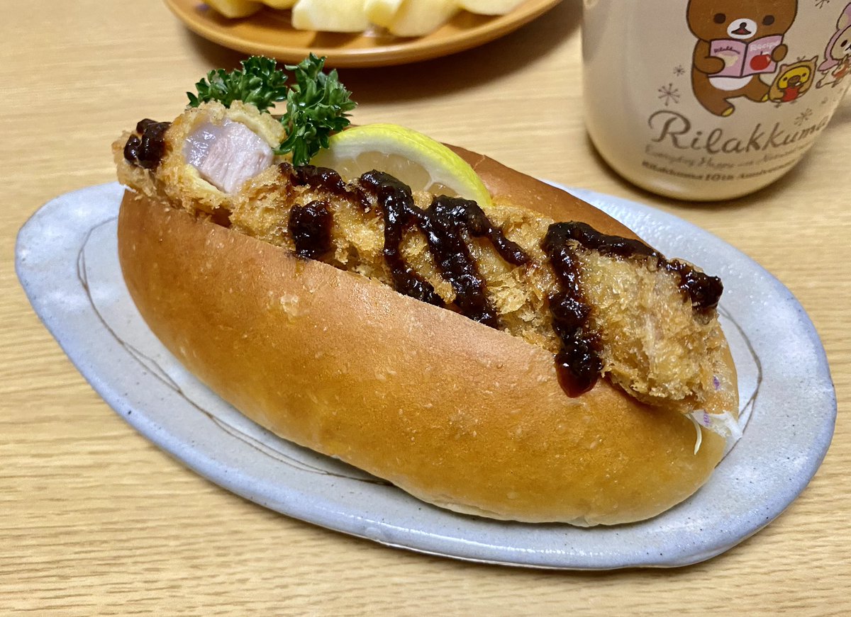 朝ごはんはホホジロザメさんのサメカツドッグ！😋💕
サメ肉を生パン粉で周りカリッ中ふんわりジューシーに揚げたら、口でほどけてコラーゲンぷるん♡思わずうまっ！と口に出るほど最高のサメカツ✨過去サメ1位！
これUSJのジョーズ下でかじりたい…！ジョーズで朝食を笑
#ホホジロザメ #ジョーズ #サメ