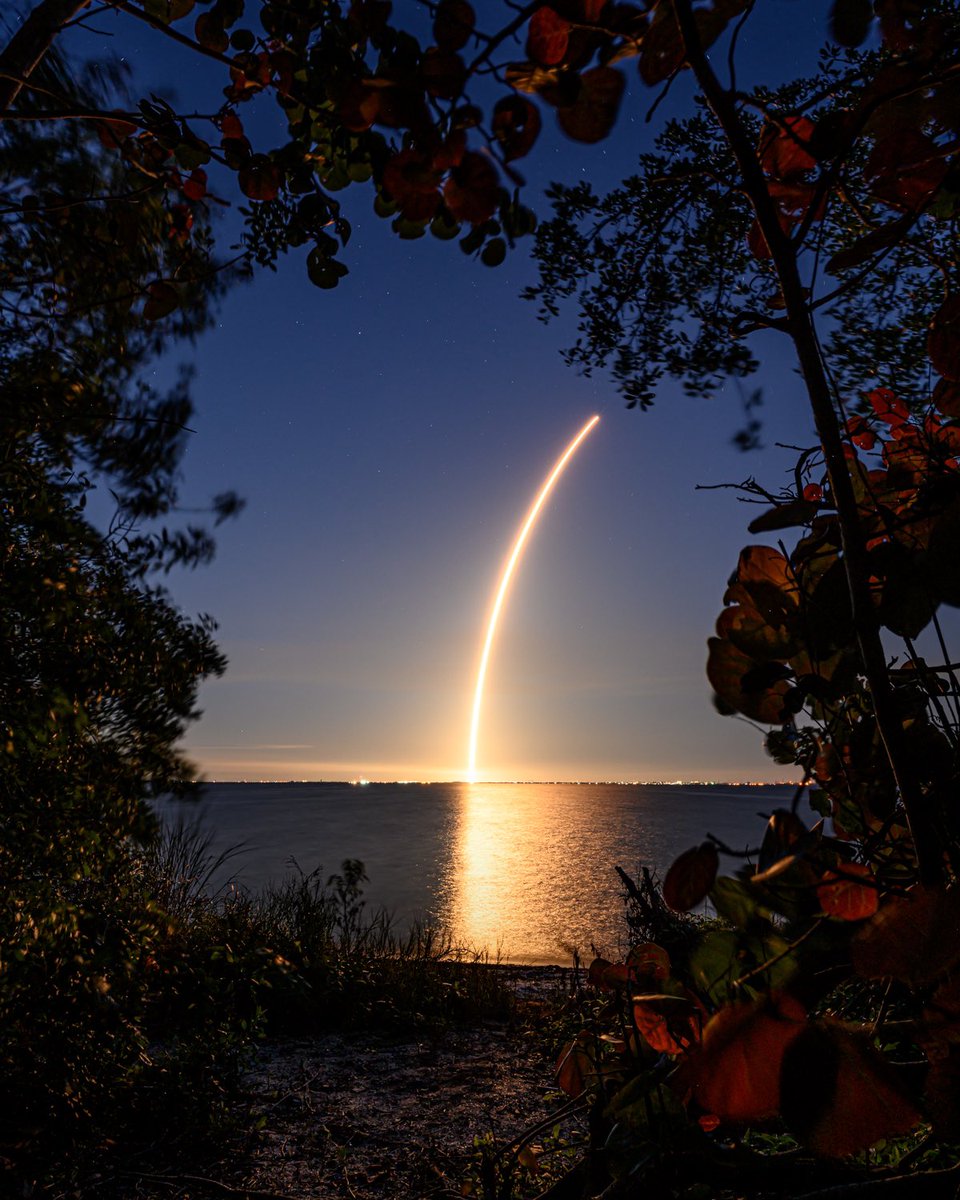Beautiful dusk evening on Florida’s Space Coast as SpaceX’s Falcon 9 rocket launches 48 Starlink satellites and two BlackSky spacecraft 💫
