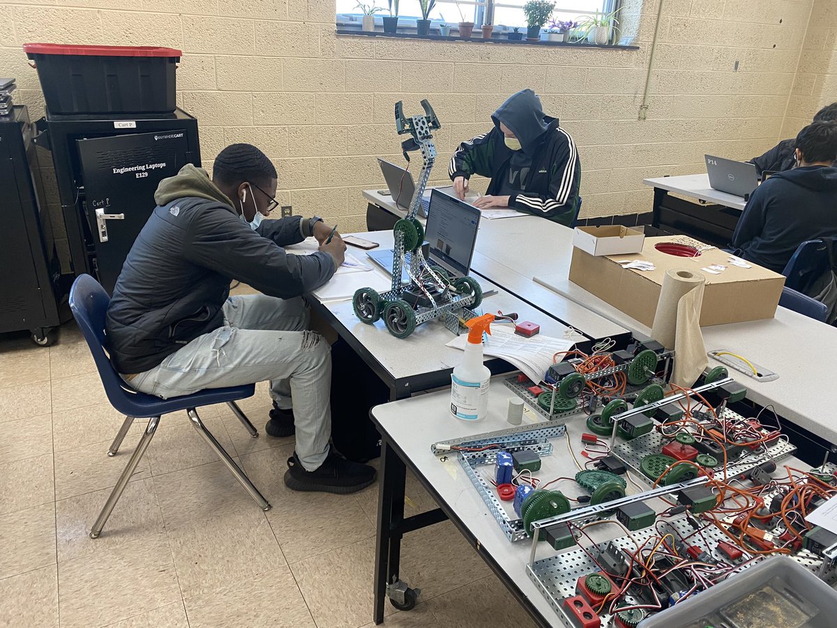 We're back . . . Delivering innovative programs like these robots in our engineering program at William Penn! #powerofwecsd <a href="/aka3sp96/">Lisa Brewington</a> @ColonialSDstrct