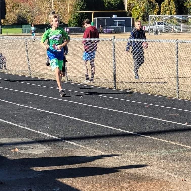 CapeFearFlyers's tweet photo. Charlie Barber, 12 years old, is 7th grader Charles P. Murray Middle School . This is Charlie's first season running w/ Cape Fear Flyers. His last race was a PR setting run in the 11-12 boys 3K at the NC AAU District XC Championship.
#AAUXCNationals #runnerboy #runilm #xclife https://t.co/RRjyTSkVwu