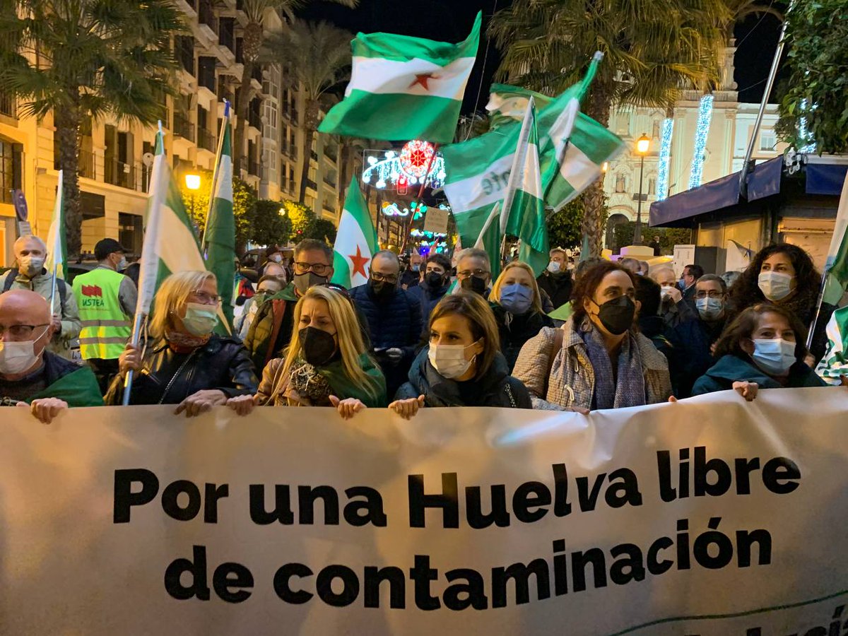 AdelanteAND's tweet photo. Hoy hemos estado en Huelva manifestándonos contra los Fosfoyesos. Es alucinante que haya toneladas de residuos radiactivos cerca de casas y la prioridad de cualquier gobierno no sea acabar con ese vertedero tóxico. https://t.co/QqhIOjGvz5