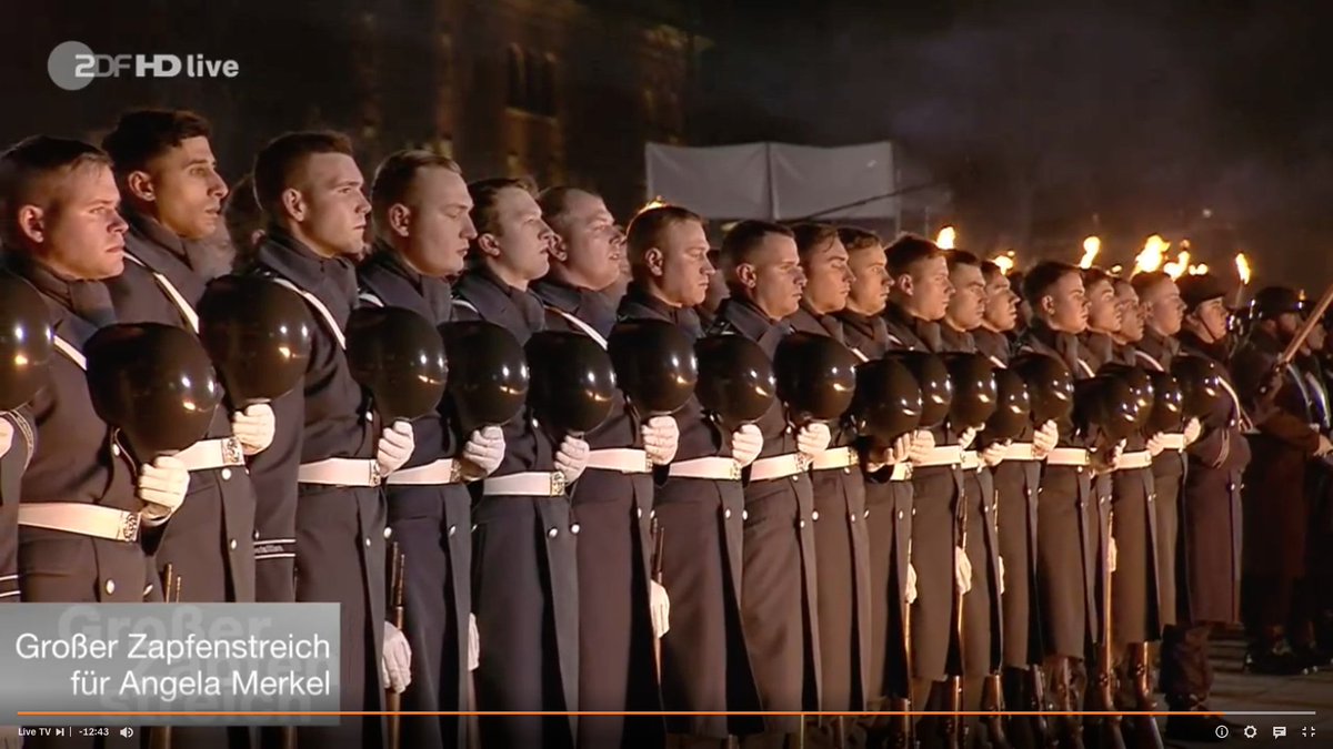 ich mag die smileys auf den helmen. 
#zapfenstreich