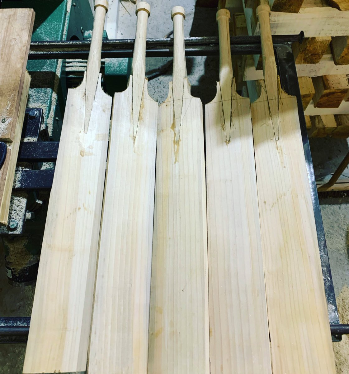 WombatCricket's tweet photo. Plenty of grains in this batch!πππ¬π§
#wombatcricket #locallymade #handmade #handcrafted #cricket #woodworking #boutique #britishmade #craft #devon #madeinbritain #madeinengland #englishwillow #ukgrown #handmadeuk #limitededition #devonsfinest #ukmanufacturing #finest #bespoke https://t.co/Ext16cBWPS