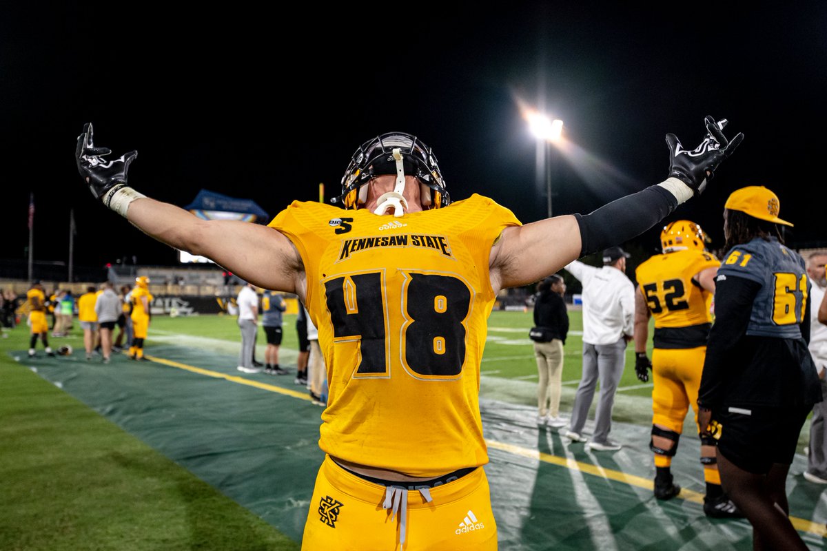 kennesawstfb's tweet photo. The unstoppable force @evan_Th0mpson12 this season 👇

 - KSU record 1️⃣7️⃣ tackles vs. Gardner-Webb
 - 🔟+ tackles in 4️⃣ straight games during Week 6 through Week 9 (KSU record)
 - 1️⃣0️⃣7️⃣ tackles this season (leads team)
 - 🔟 tackles for loss (leads team)

#GoldStandard | #EAT https://t.co/mVQ1eZKAwt