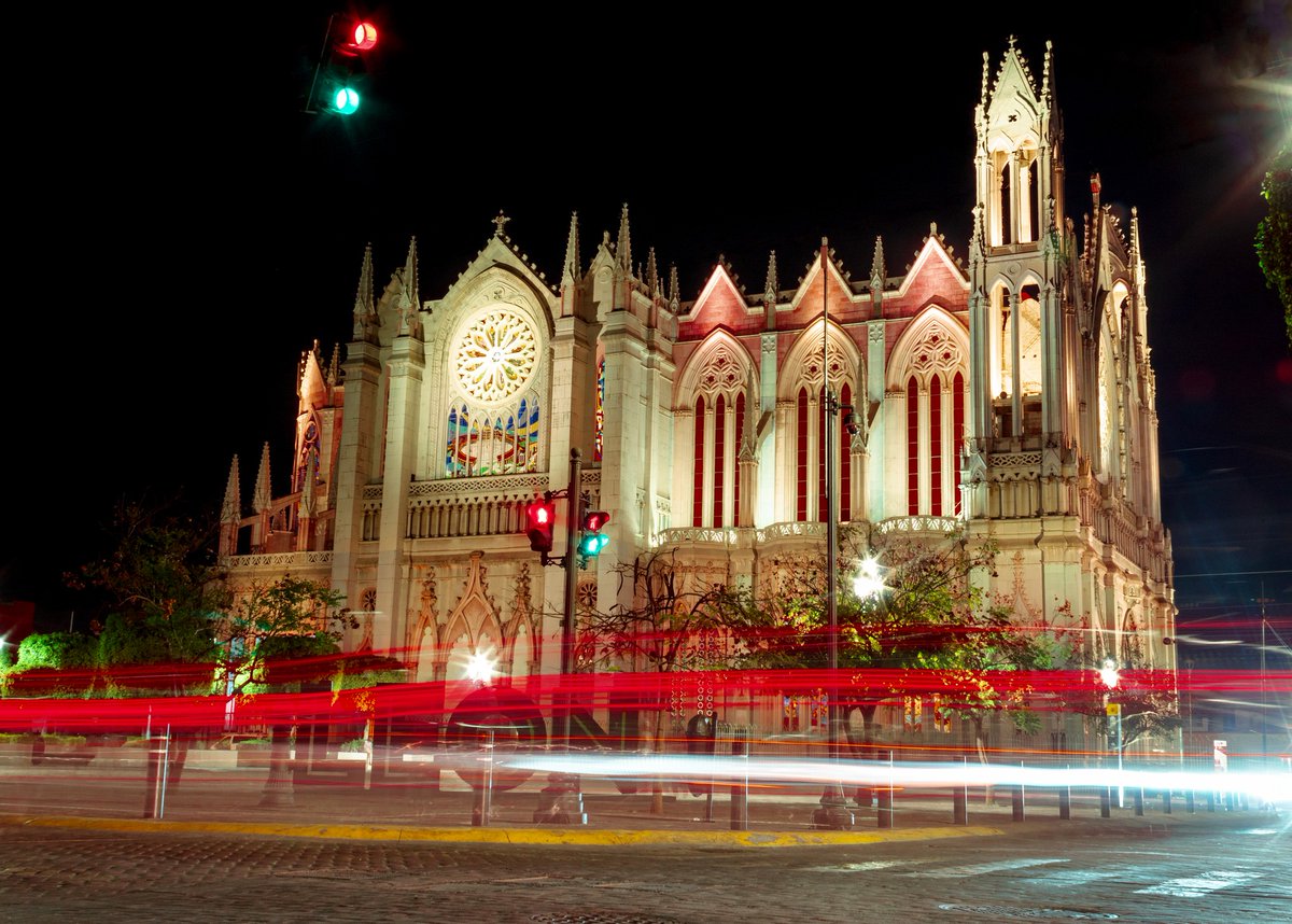 descubreleon's tweet photo. La navidad se acerca y el Templo Expiatorio lo sabe, por eso se ilumina de rojo 🕍😍
#navidad #temploexpiatorio #leongto #leonmx https://t.co/nfqWJWmkJc