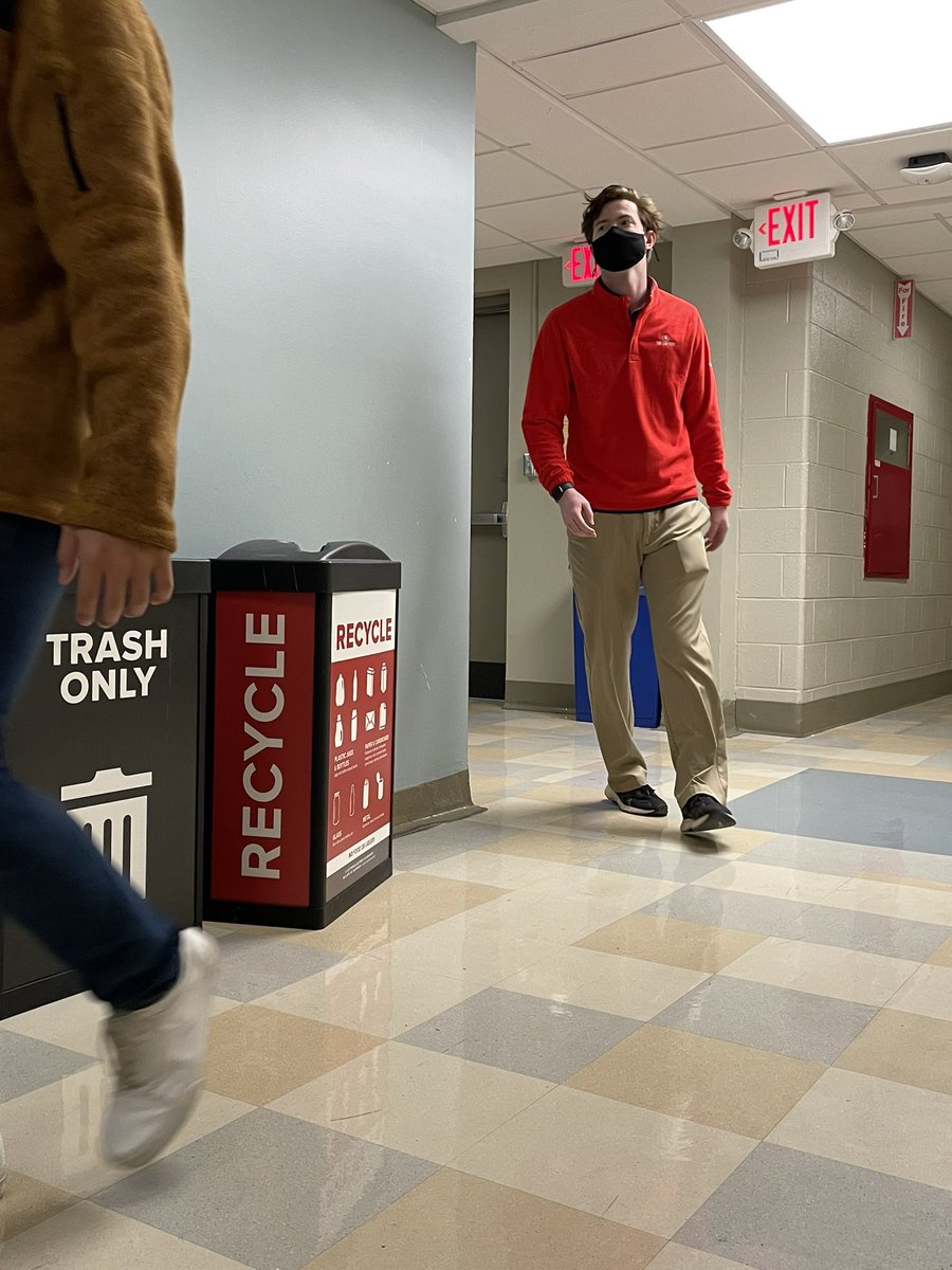 KoleEmplit's tweet photo. Reporters arriving to the classroom pre challenge day.
The reporters will take on the editors soon. @spencerhuntosu #lanternclass https://t.co/IhSEX63rH7