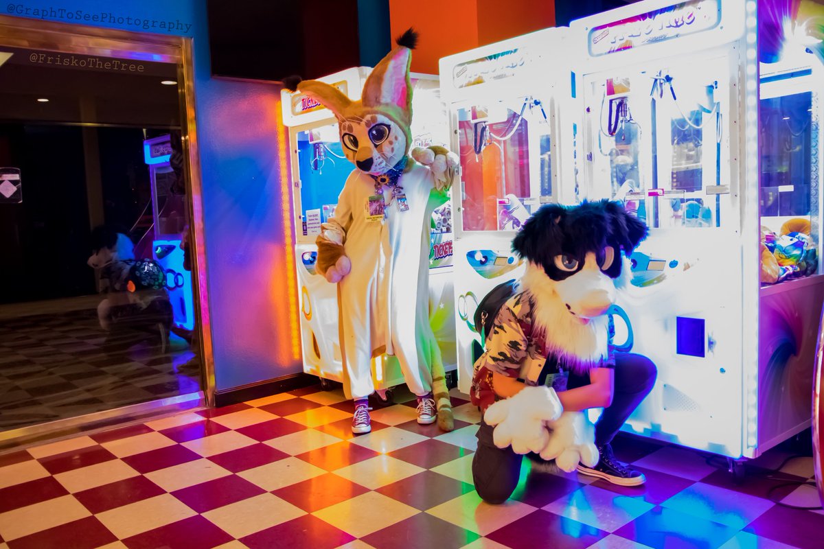 DazyChainC's tweet photo. The notorious arcade thugs 💥👊
Feat. @kenaidoq 💰 ⛓
Frisko made by @dazychaincreations
Kenji made by @TwistedLeopard
#BLFC21 #BLFC2021 #BLFC #BiggestLittleFurCon2021
#BiggestLittleFurCon #FriskoTheTree #Frisko #DazyChainCreations #Fursuiting #Fursuit #Fursuits https://t.co/Ou4zXKQUWx