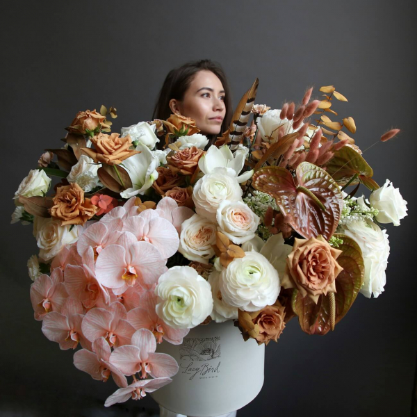 Лейси берд флорист. Лейси берд цветы. Разноцветный авторский букет. Лесси берд цветы. Lacy bird флористика.