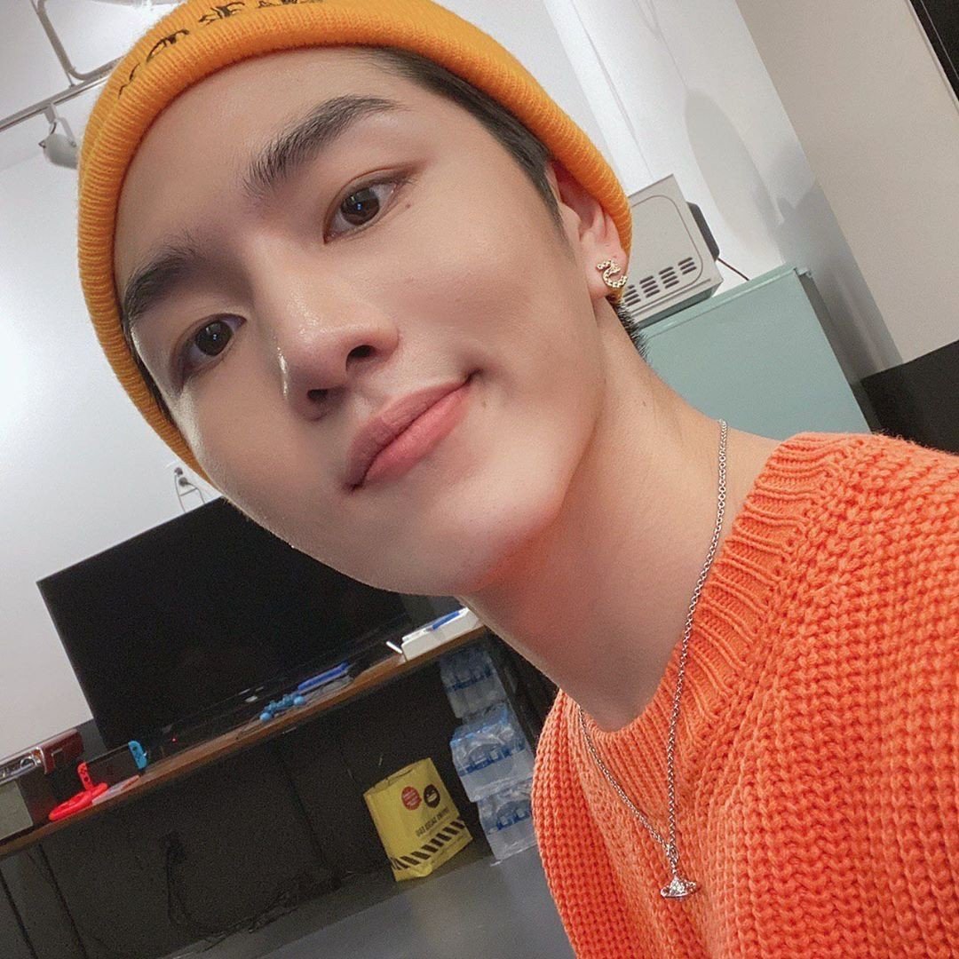 KS98JM's tweet photo. 문재인 – @𝙟𝙖𝙚𝙞𝙣𝙨𝙗𝙖𝙨𝙚𝙢𝙚𝙣𝙩 𝘶𝘱𝘥𝘢𝘵𝘦 𝘰𝘯 #𝘬𝘴𝘨𝘳𝘢𝘮 [#kscore]
ㅤ
Olha eu de touca hoje de novo, só que dessa vez laranja para torcer para o melhor time de rugby existente. Go, Tigers!
ㅤ https://t.co/owLch3YPBV
