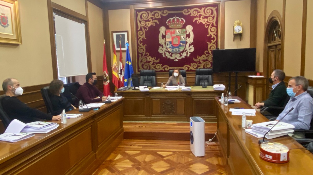 Tres empresas agroalimentarias, una de restauración y otra de turismo rural: Premios Ávila Auténtica
avilared.com/art/58816/tres…
<a href="/Avilaautentica1/">Ávila Auténtica.</a> <a href="/dipuavila/">Diputación de Ávila</a> <a href="/CarlosGarcia_PP/">Carlos García</a> <a href="/JesusSolosancho/">Jesús Martín García</a> <a href="/tierradesabor/">Tierra de Sabor</a> <a href="/JesusJCarnero/">Jesus Julio Carnero</a>