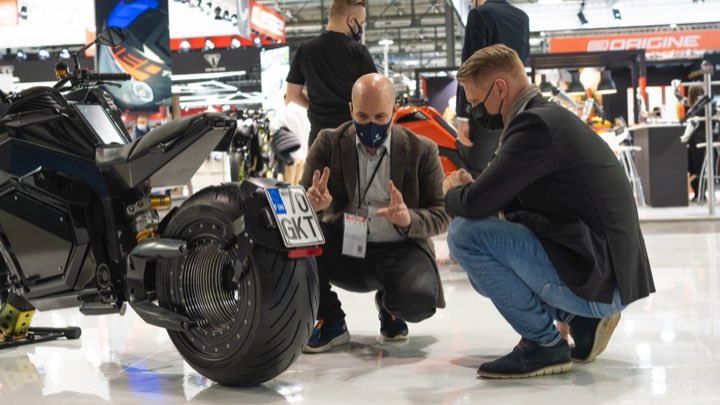VERGEmotorcycle's tweet photo. CEO Tuomo Lehtimäki talking about our revolutionary motor technology.
For a bit of fun, let's make this a caption competition...
#vergemotorcycles #vergets #electricmotorcycle #electricmotorbike #ev #electricvehicles #motorcycle #electric #eicma2021 #ee #milano #italy https://t.co/qStGAGTSmH