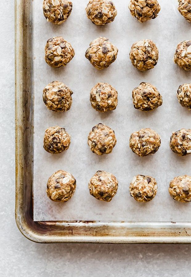 BravenlyGlobal's tweet photo. ✨Easy Peanut Butter Gold Balls✨
+ 1.5 cup of your choice of oats
+ 1 cup peanut butter
+ 2 scoops of GOLD
+ 1/4 cup hemp hearts
+ 3 tbs chia seeds
+ 1 cup of chocolate chips
+ 1/4 cup of honey
+ 1 tsp vanilla
+ pinch of salt
+ dash of cinnamon
*Combine all Ingredients.Mix well. https://t.co/9SgQszuGjq