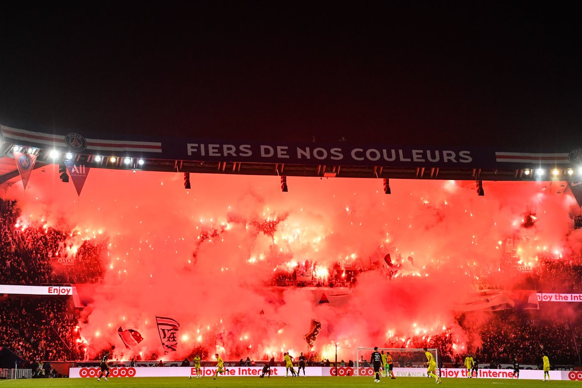 ActuFoot_'s tweet photo. La LFP sanctionne le PSG pour ses festivités pyrotechniques à l'occasion des 30 ans des Supras Auteuil. 🔴🔵

La tribune du Parc sera fermée pour les deux prochains matches. https://t.co/VoxOdFjA5Q