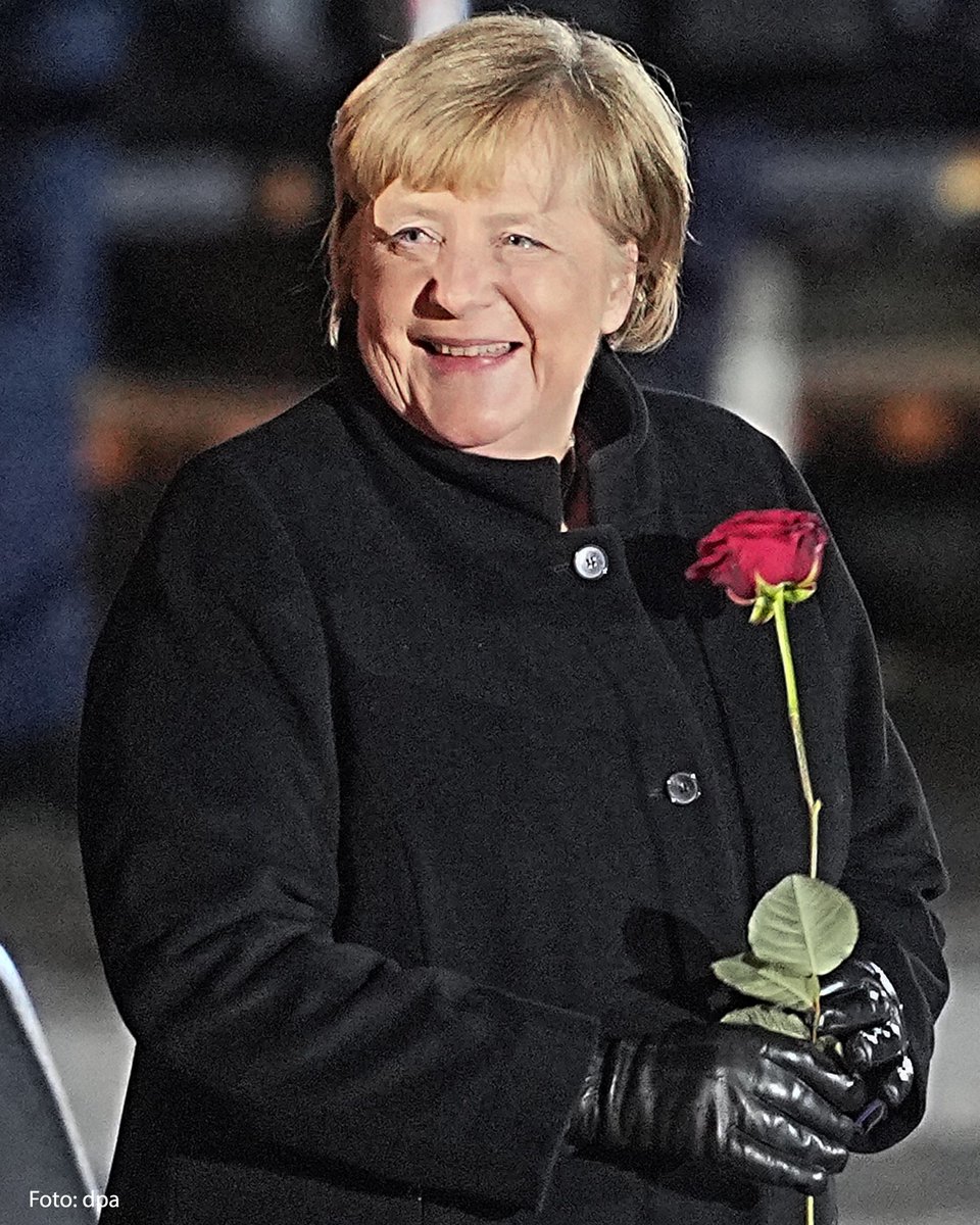 OlafScholz's tweet photo. Angela Merkel war eine erfolgreiche Kanzlerin. Unermüdlich hat sie sich für unser Land eingesetzt und ist sich in 16 Jahren, in denen sich vieles verändert hat, treu geblieben. Ich bin sehr sicher, das wird gelingen: sich fern vom alten neu entfalten. Alles Gute! #Zapfenstreich https://t.co/ySC8x2icih