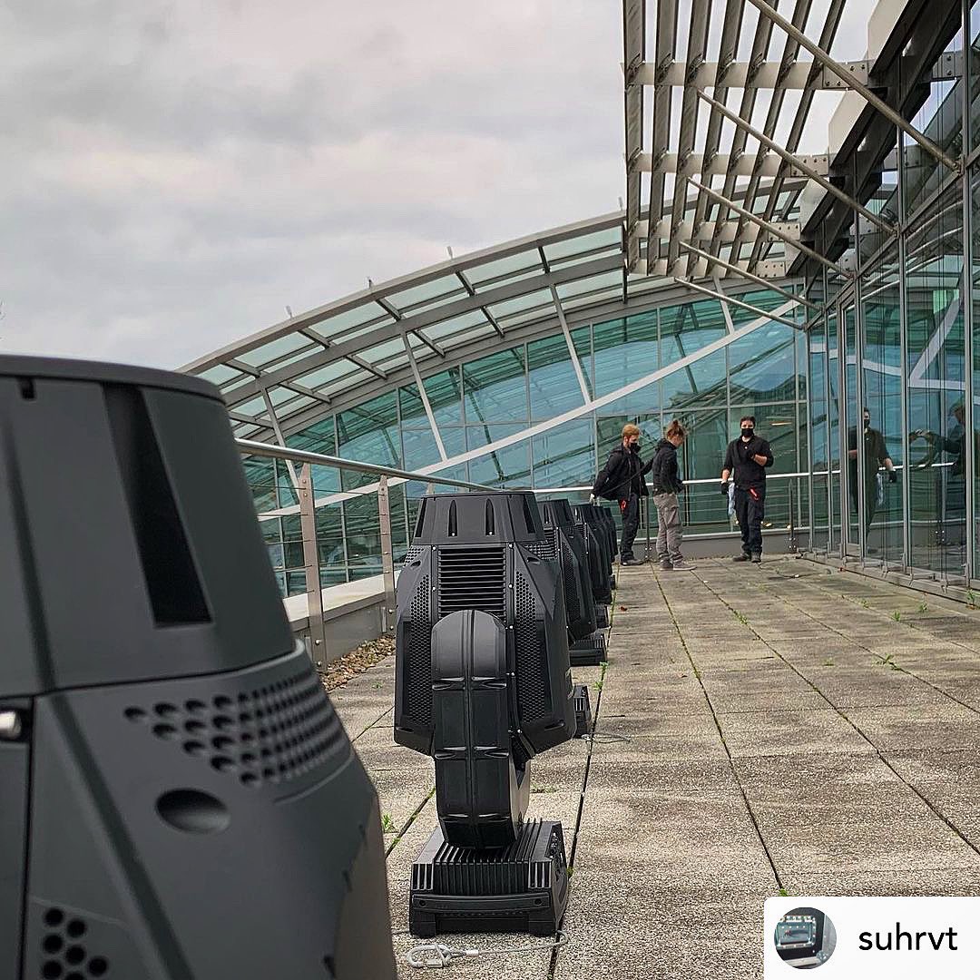 Robelighting's tweet photo. Setting up the rooftop @Robelighting #iPointe65 luminaires atop the Kreissparkasse Verden in Germany with SUHR VT as part of Autumn Arts Day 2021.

#robelighting #techthursday #robeontheroof #suhrvt #lightingtech #herbstkunsttage2021 #eventlighting #outdoorlighting https://t.co/HPPpmwJq3R