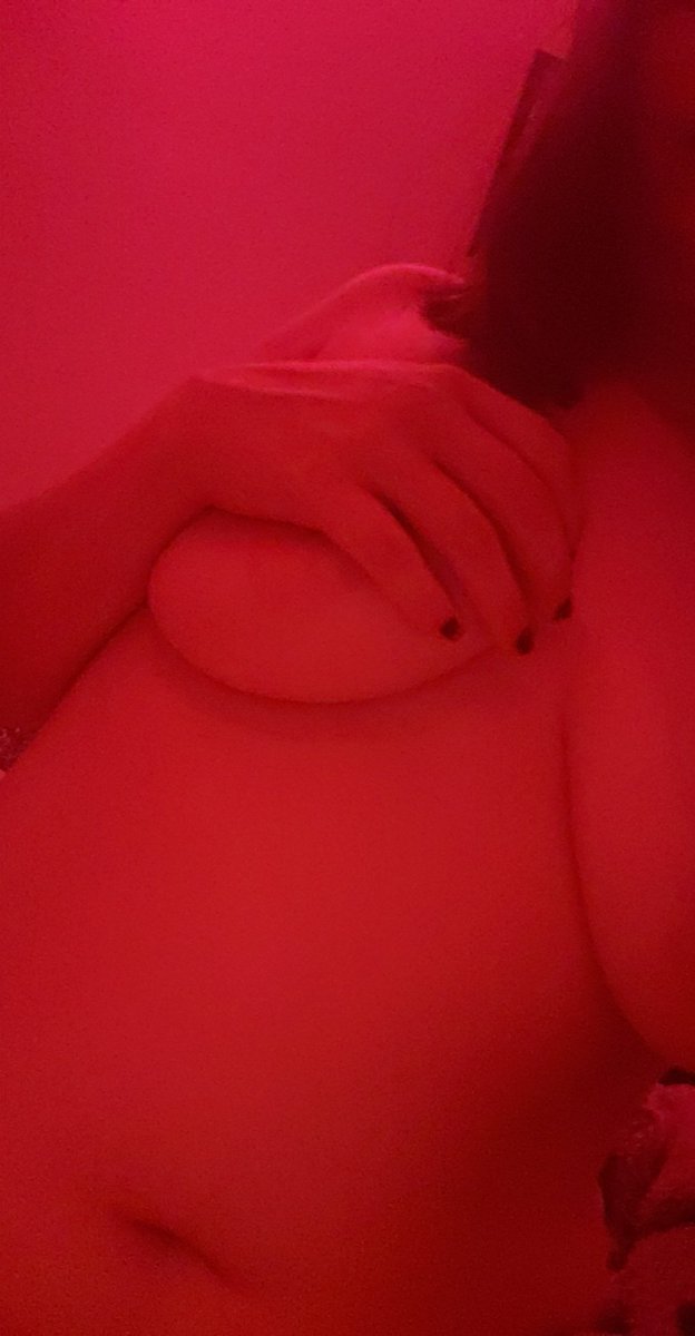 PinkFoxx5's tweet photo. I crashed my car and need some money is anyone willing to buy any content from me?🥰 https://t.co/Nwn5ocYN9F