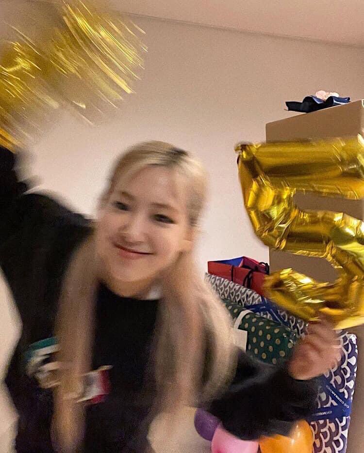 NguyenV49397632's tweet photo. I vote #MAMAVOTE  #rosé https://t.co/cIh8IXDjOG