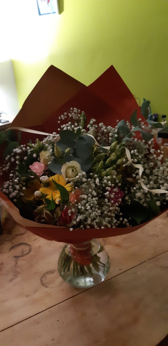 Mille.mercis à la promotion sortante du M2.Pqi de Lyon 2 pour ce magnifique bouquet, pour vos mots touchants et cette année passée ensemble. Quelle belle solidarité,  quelle belle cérémonie de remise des diplômes que nous avons partagée . Bravo pour votre réussite !!