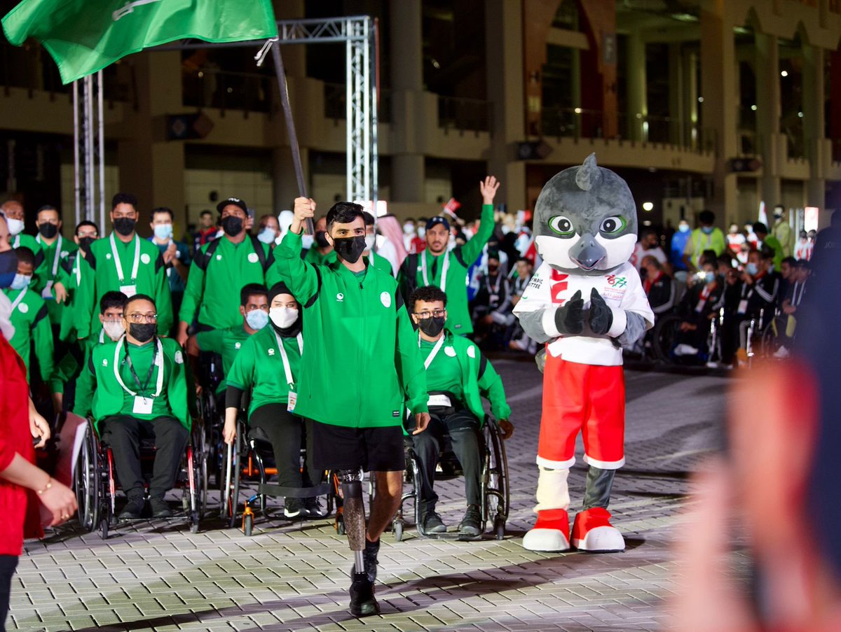 SPA_Spor's tweet photo. لاعب المنتخب السعودي لألعاب القوى لذوي الإعاقة علي الناصر يحمل العلم السعودي في مسيرة الدول المشاركة خلال حفل افتتاح #دورة_الألعاب_البارالمبية_الآسيوية⁩ للشباب بالبحرين. 
#واس_رياضي https://t.co/ky0cI2P6rR