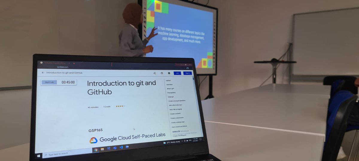 gdg_htu's tweet photo. Second day of the workshop, all of the hard work we did in these two days is nothing after seeing students excited and interested.
Thanks for all of the students who attended, and we will be waiting for others on Sunday.
 #workshop #students #gdsc #googledeveloperstudentclubs https://t.co/038uIi9djH
