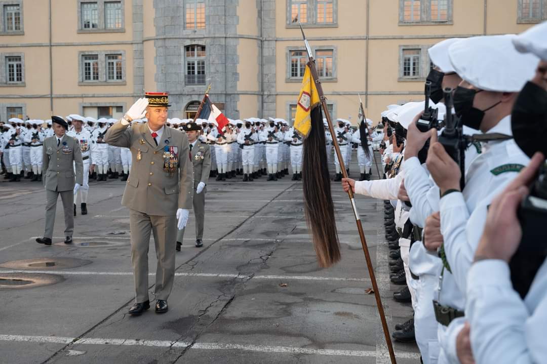4RCh_Gap's tweet photo. L’étendard du #4RCh a été décoré aujourd'hui de la croix de la valeur militaire pour son engagement en Centrafrique en 2014 au cours d'une cérémonie présidée par le général d’armée Eric Bellot des Minières, inspecteur général des armées. #TradiMilis @armeedeterre @27bim https://t.co/3XmstUAtco