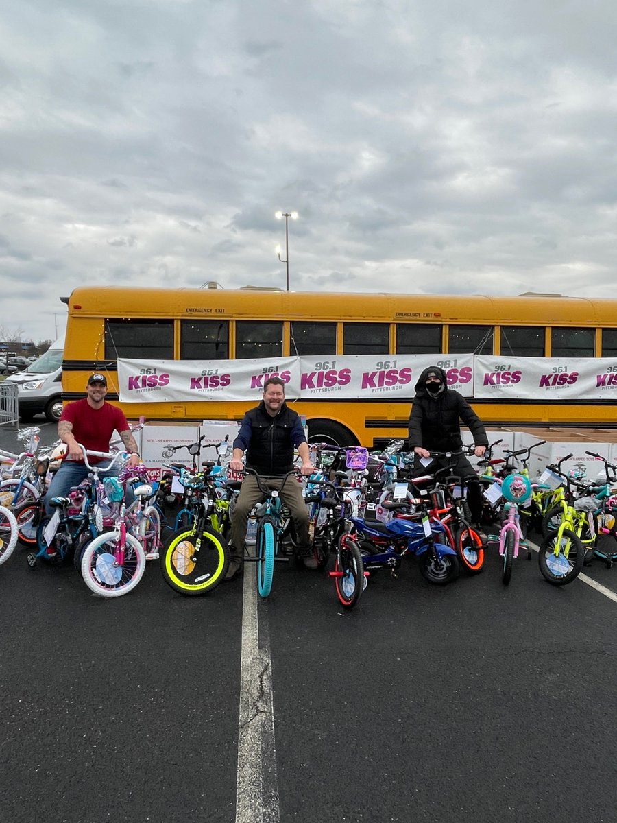 961KISS's tweet image. A big load of bikes helps finish off Bus 31 and 32. On to Bus 33!!! Going to be a busy night out here at #StuffABus. We hope to see you!

🔊: bit.ly/1HYlG3z
💻: bit.ly/3xvJhKo