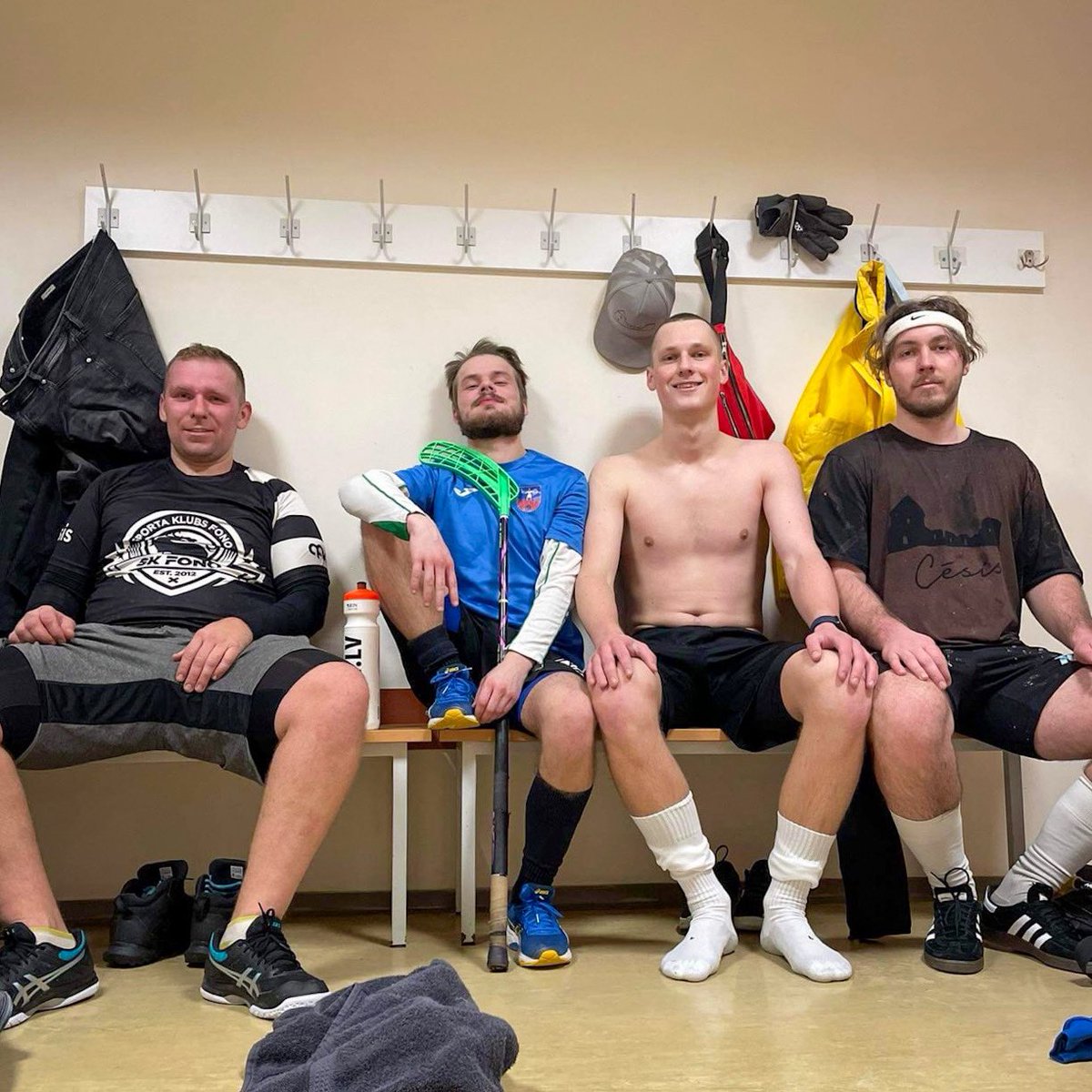 SKFono's tweet photo. Ierobežotā skaitā un zaļajā zonā esam aizvadījuši pirmos florbola treniņus divu gadu laikā! 🔥

(liesma pie ieraksta apzīmē muskuļu sajūtas dienu pēc treniņa, protams)

#fonoklubs
#florbols
#uzfono https://t.co/MSkNVTlQ3D