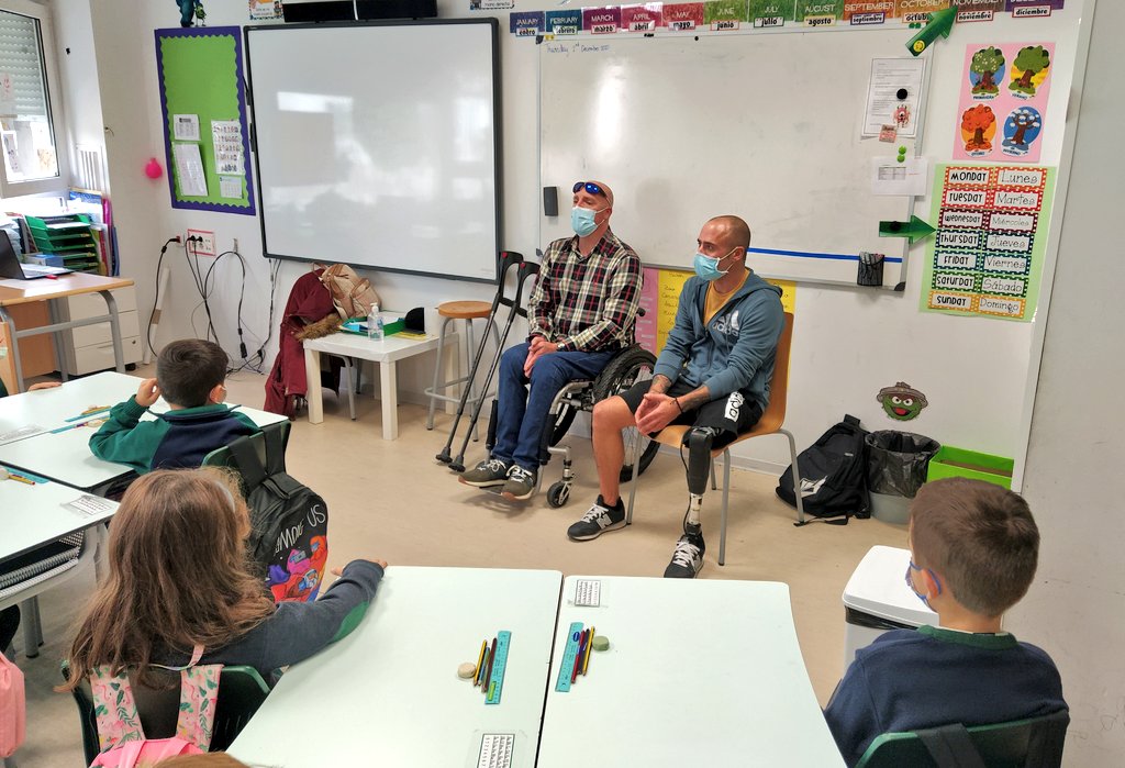Hoy hemos recibido una visita muy especial. Andrés y Manu nos han hablado de la discapacidad y han respondido a todas nuestras preguntas con mucho cariño. Habéis visto nuestra aportación en el mural? #diadeladiscapacidad  <a href="/HBSTORREJON/">Humanitas Torrejón</a>  #primeroep