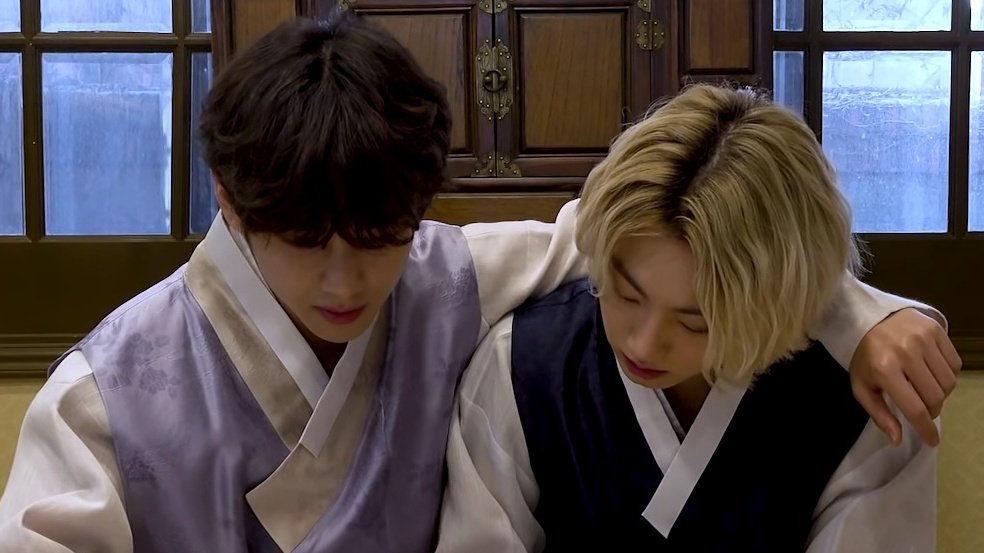 illicitvk's tweet photo. jungkook looking tiny in taehyung's arms https://t.co/haKYstJUSP