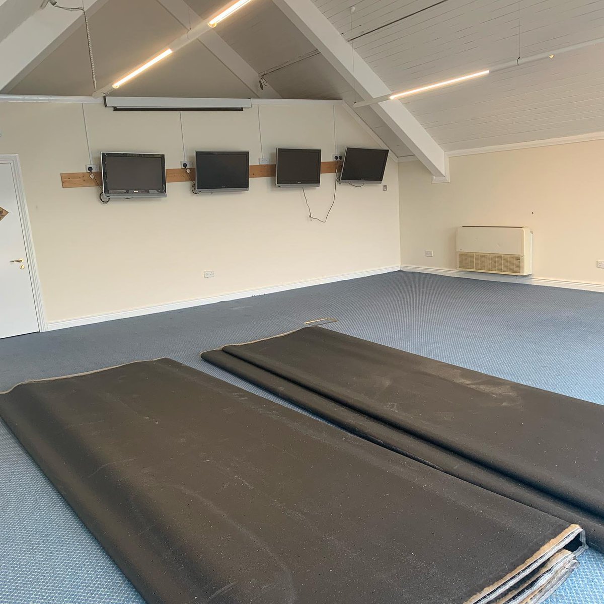 deerparkgolf1's tweet photo. Before & after photos of our new #IndoorPuttingStudio!
Well done to Alan our resident #PGAProfessional on this #Golf Make over! He might get a job in DIY in his spare time!๐
#IndoorGolfLessons #WinterGolf #DeerParkGolf #GolfDublin https://t.co/y0OdEAO12Y