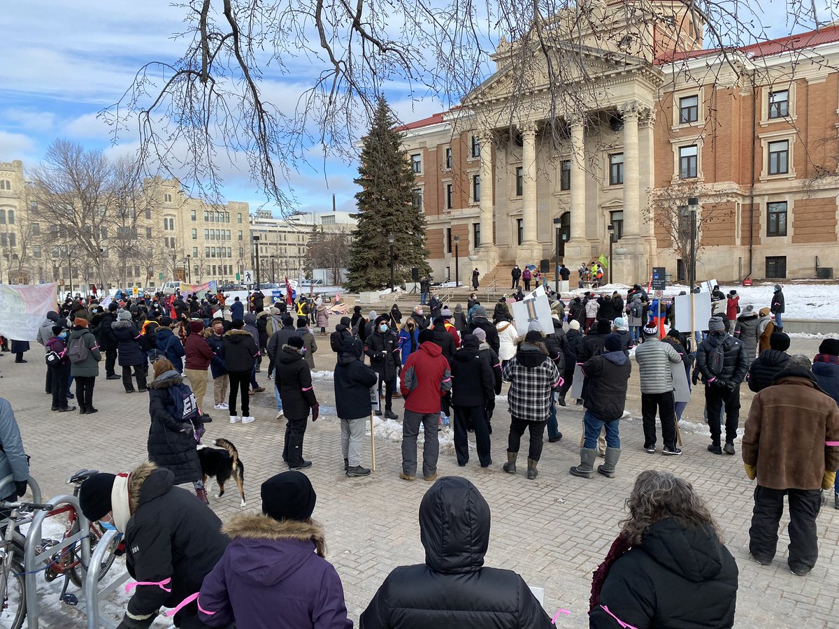 andrew_hatala's tweet photo. Demonstration of @UMFA_FAUM strength and solidarity at the #FairDealRally today! 

Still waiting on @umanitoba to accept a fair deal! #umfaSTRONG #umfa2021 #uManitoba #umfastrike #solidarity https://t.co/Nw4IIMriDa