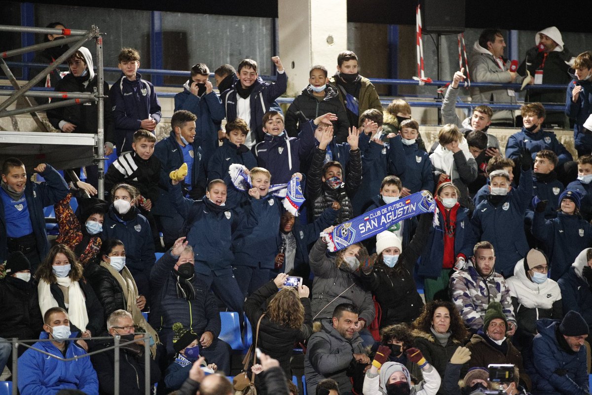 Osasuna's tweet photo. 👏 Muchas gracias a la buena gente del @CF_SanAgustin por la acogida y el trato que nos han dispensado. Y gracias por recordarnos también que la ilusión es algo que no se debe perder nunca.

👉 ¡Mucha suerte en lo que resta de temporada!

#SanAgustínOsasuna https://t.co/hxeSEhdyvb
