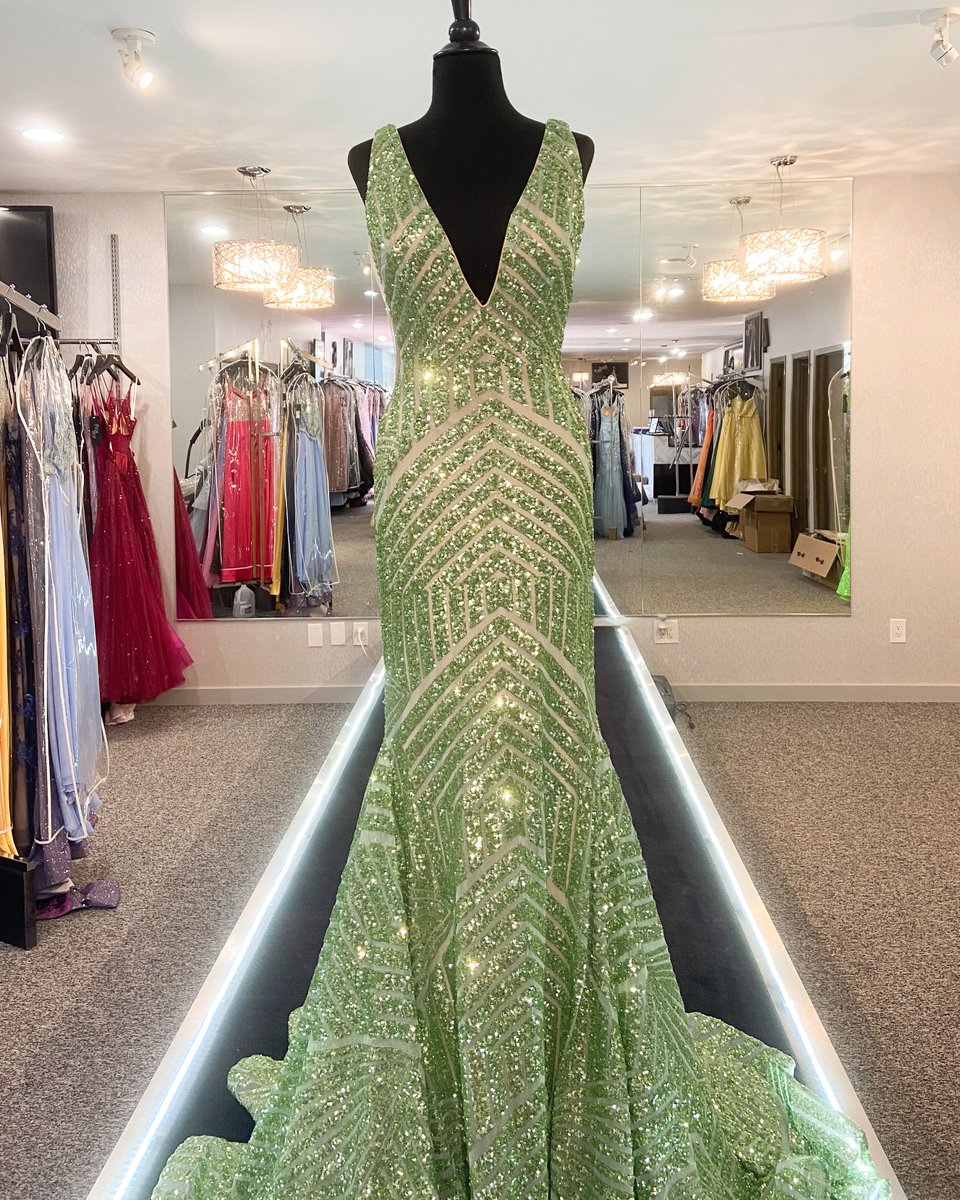 ThePromShop's tweet image. Gorgeous in Green 
Seasonal Grand Opening December 11th!
#thepromshop #JOVANI #grandopening #happyholidays