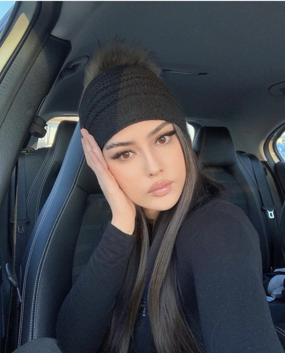 Lisa16578920's tweet photo. Can anyone knit similar these or recommend where to purchase please. Thank you. https://t.co/eDQiuRBCqY