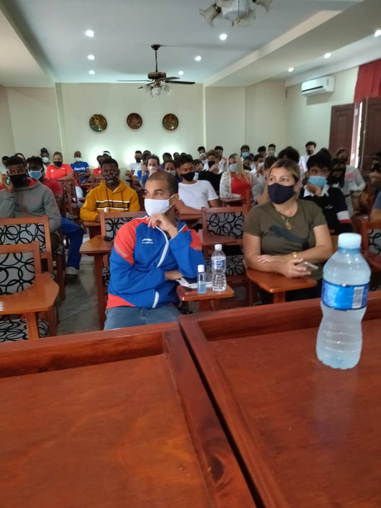 E_RamalINDER's tweet photo. Continua el Taller "Fidel un hombre de su tiempo" en la #ESFAAR Giraldo Córdova Cardín, con presencia de directivos de @PartidoPCC, estudiantes y docentes. Exposiciones fotográficas, debates de experiencias y anécdotas con @fidelcastro, son contadas por los participantes. #Cuba https://t.co/jKdumk5dd4