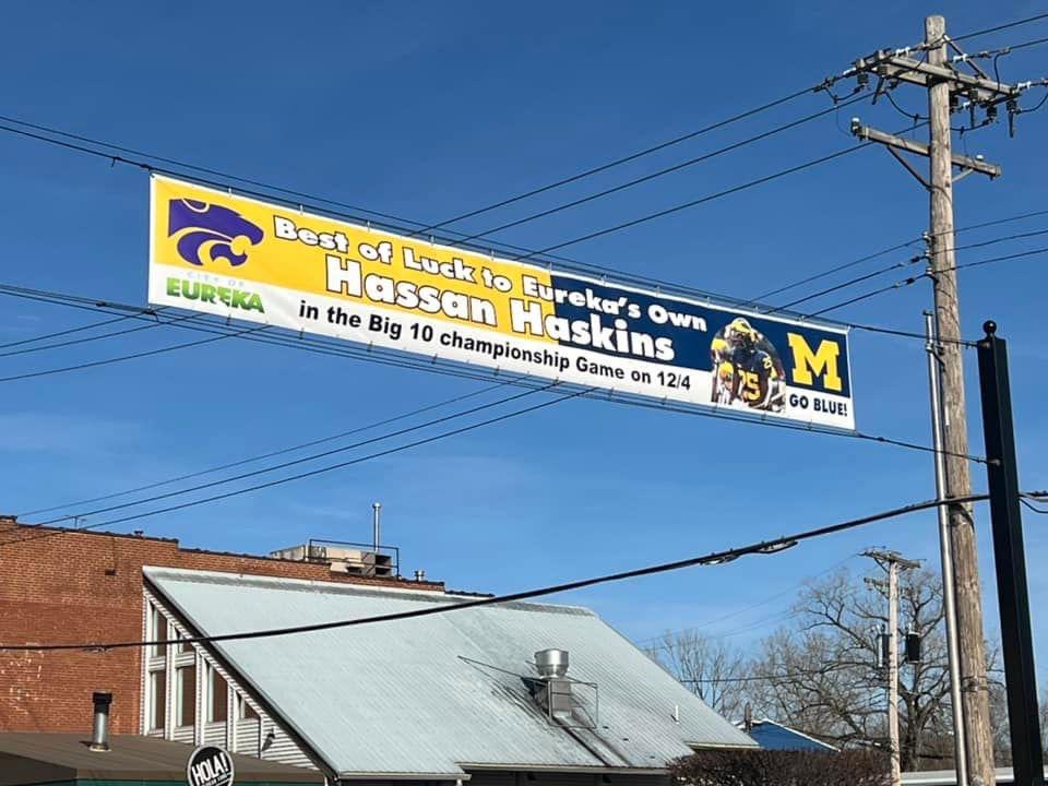 WildcatPhoto13's tweet photo. Another reason to love Eureka.   
@Mayor_Flower 
@EurekaFootball 
@EhsFbBoosters 
@H2_3125 https://t.co/AVtkbULPsk