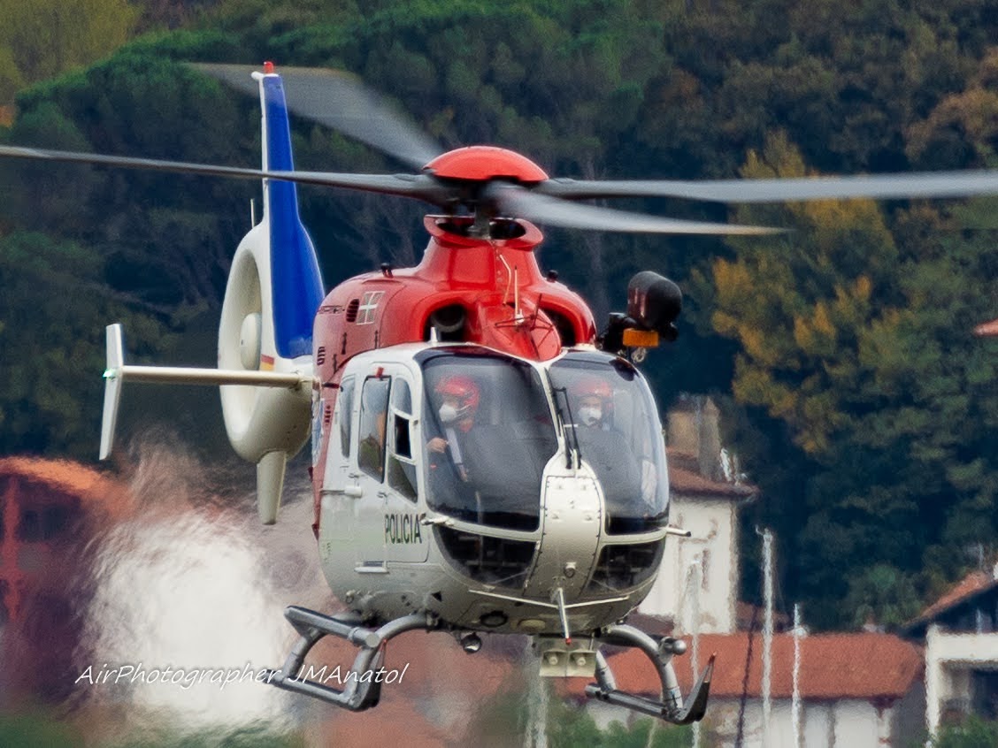 jmanatol's tweet photo. #BuenasNoches
El #veterano @AirbusHeli #EC135T1 de la @UvrErtzaintza de la @ertzaintzaEJGV despegando desde @DonostiAir #LESO tras finalizar una misión #SAR para volver a su base en #LEIU y reponer cuerpo y mente del equipo humano y máquina
#aspas #rotor #searchandrescue https://t.co/oCoTz40mig