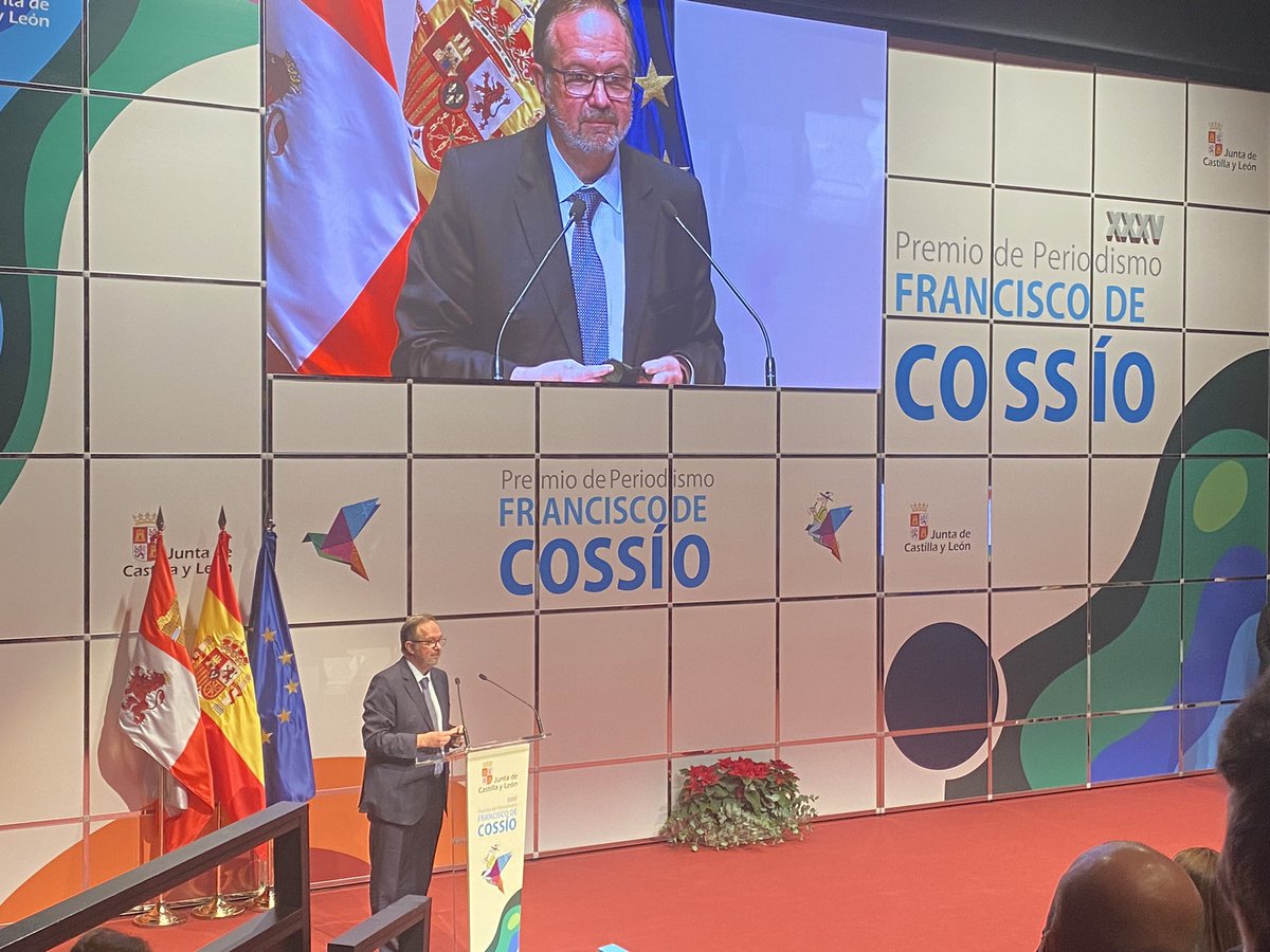 Un placer asistir a la entrega de los premios #COSSÍO en su XXXV edición organizados por la <a href="/jcyl/">Junta de Castilla y León</a> y ver reconocido el trabajo periodístico de  2 Palentinos: 
Ignacio Fdez Sobrino  premio a su Trayectoria profesional,
Y <a href="/MartaMadruga/">Marta Madruga</a> Mejor labor profesional modalidad Digital.