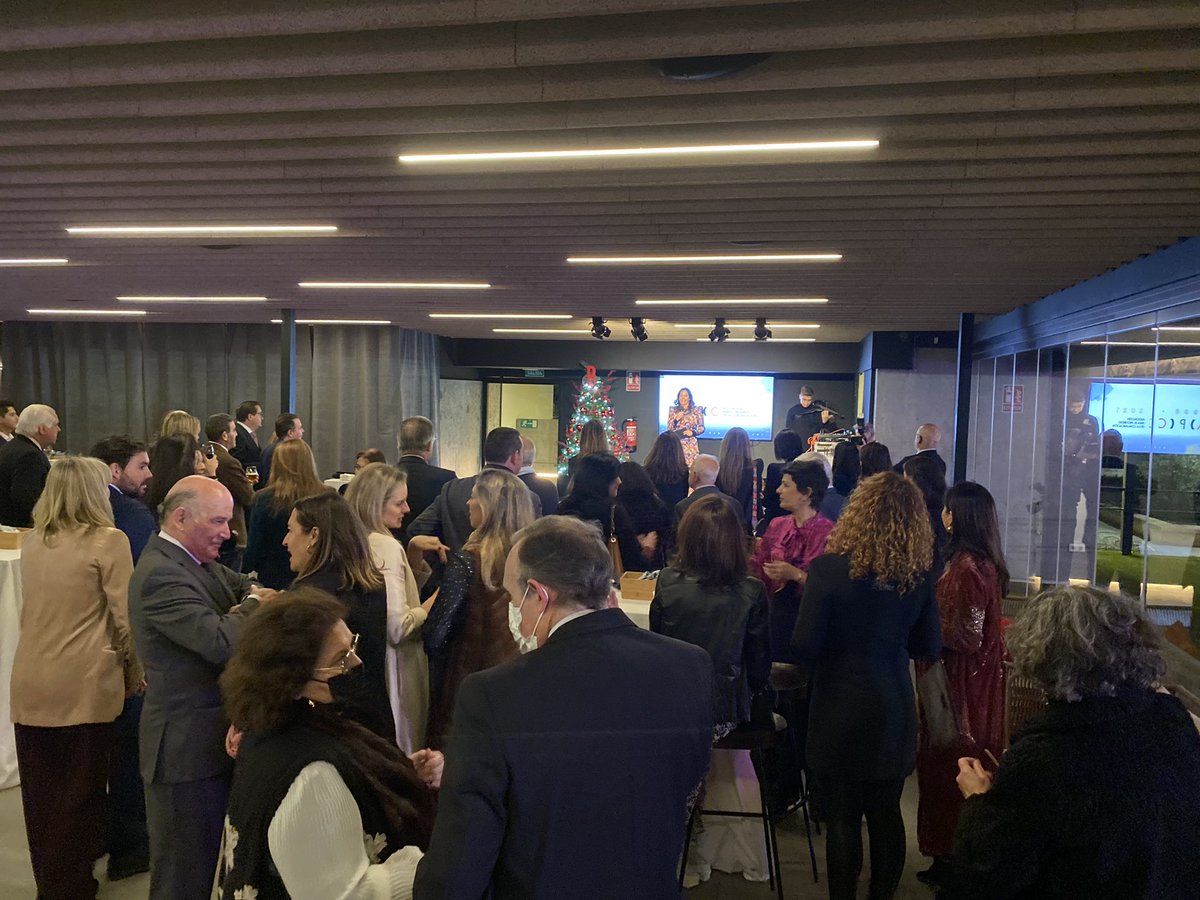 Destaca_te's tweet photo. En el 25 aniversario de APC en Sevilla ¡enhorabuena por vuestra trayectoria! #periodismo #comunicacion #familiadecomunicadores @apcnet @sigopa @Destaca_te @iguanaterraza https://t.co/VDU5Nmjlt8