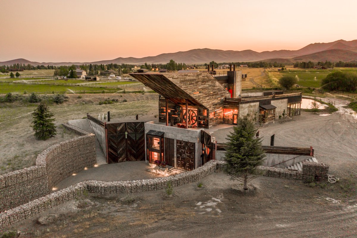 Builder: "'Out West,' or 'Out-of-this-world?'"
Sun Valley Starship: "Both." 🤠👽

Listing: zlw.re/3xDxrhp
Address: 30 Cheval Cir, Bellevue, ID 83313
Listing c/o: Melissa Tindall &amp; Blake Nelson of @compass